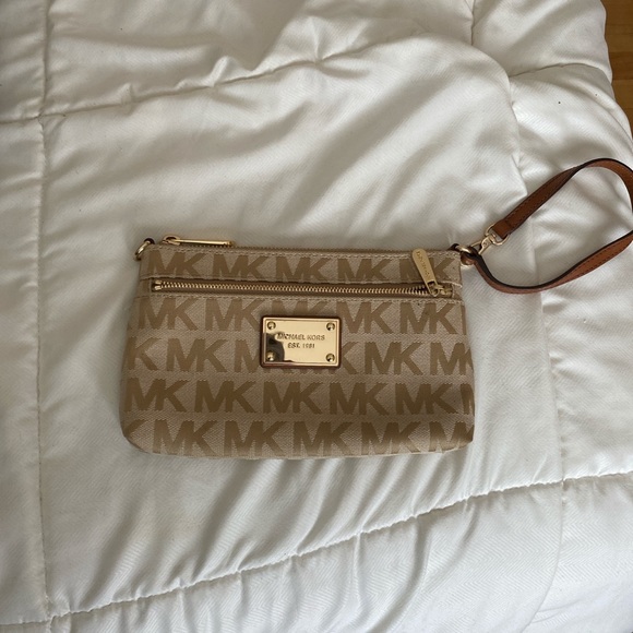 Michael Kors Wristlet - barely used - Picture 1 of 4